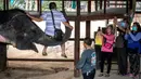 Seekor gajah mengangkat turis berwisata di Taman Chang Siam, Pattaya, Thailand, Rabu (12/2/2020). Chang Siam Park adalah salah satu primadona bagi wisatawan China di Pattaya  yang kini berangsur sepi karena penyebaran virus corona covid-19. (Mladen ANTONOV / AFP)