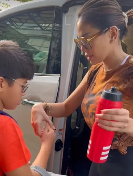 Dalam kesempatan lain, pemain film 'Jomblo Reboot' itu juga terlihat mengabadikan momen saat mengantar Azka ke sekolah. Meski sedang menjadi sorotan, Nikita tetap santai melakukan aktivitas seperti biasa. Ia mengungkapkan kalau anak-anaknya adalah "My Everything". (Liputan6.com/IG/@nikitamirzanimawardi_172)