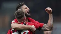 Gelandang AC Milan Alexis Saelemaekers berselebrasi dengan Olivier Giroud setelah mencetak gol ketiga untuk timnya ke gawang Genoa pada babak 16 besar Coppa Italia 2021/2022 di Stadion San Siro, Jumat (14/1/2022) dinihari WIB. AC Milan menang 3-1 lewat perpanjangan waktu. (Spada/LaPresse via AP)