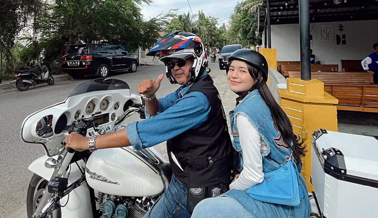 Dibonceng oleh ayahnya, ia terlihat menawan dengan busana denim dan makeup simpel. Naik moge dengan warna putih, pemeran Monaga dalam film Naga Naga Naga ini terlihat semakin menawan. Banyak para penggemar pun yang memuji penampilannya tersebut saat bersama keluarga menikmati Sunmori di Banda Aceh. (Liputan6.com/IG/@bebytsabina)