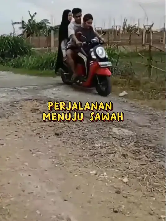 "Ngakak!! Arhan bonceng Azizah dan Umi ke sawah Blora, emang boleh seboti itu?," tulis @momenBucin sebagai keterangan video singkatnya. [Youtube/momenbucin]