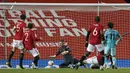 Penjaga gawang Manchester United, Dean Henderson (tengah) gagal menghalau tendangan  Mohamed Salah pada laga babak keempat FA Cup 2020-21 di Old Trafford, Senin (25/01/2021). (Foto: AP/Pool/Phil Noble)