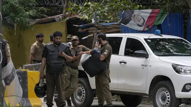Polisi bersiaga di depan rumah mantan PM Pakistan Imran Khan, Sabtu 5 Agustus 2023. (AP)