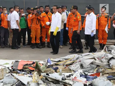 Presiden RI, Joko Widodo (keempat kanan depan) melihat barang yang diduga milik penumpang pesawat Lion Air JT 610 di Pelabuhan JICT 2, Jakarta, Selasa (30/10). Sejumlah barang ditemukan petugas dalam operasi pencarian. (Liputan6.com/Helmi Fithriansyah)
