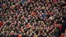 Ketika laga memasuki menit ketujuh, puluhan ribu suporter Liverpool kompak menyanyikan lagu "You'll Never Walk Alone", lagu kebanggan para loyalis The Reds tersebut. (AP/Jon Super)