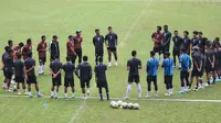 Skuad Arema FC menggelar latihan dalam rangka persiapan BRI Liga 1, Selasa (6/6/2023). (Bola.com/Iwan Setiawan)