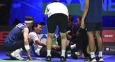 Pebulutangkis Indonesia, Mohammad Ahsan (kedua kiri) mengalami cedera di lutut kiri saat melawan ganda putra Indonesia, Fajar Alfian/Muhammad Rian Ardianto dalam pertandingan final All England 2023yang berlangsung di Birmingham Arena, Minggu (19/3/2023). Fajar/Rian berhasil mengalahkan senior mereka, Mohammad Ahsan/Hendra Setiawan, dua gim langsung 21-17 dan 21-14. (AP Photo/Rui Vieira)