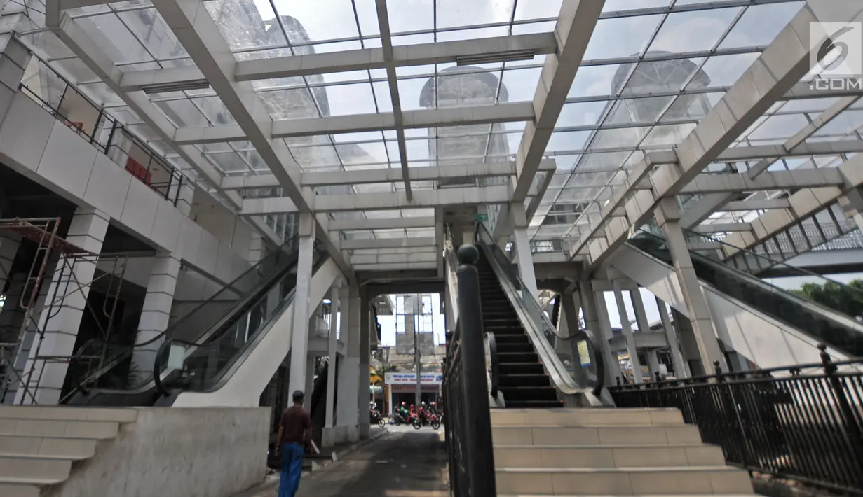 Suasana Terminal Manggarai yang tengah direnovasi di Jakarta, Selasa (4/9). Dinas Perhubungan DKI mulai merenovasi sarana dan prasarana di Terminal Manggarai setelah berbulan-bulan rusak dan terbengkalai. (Merdeka.com/Iqbal S Nugroho)