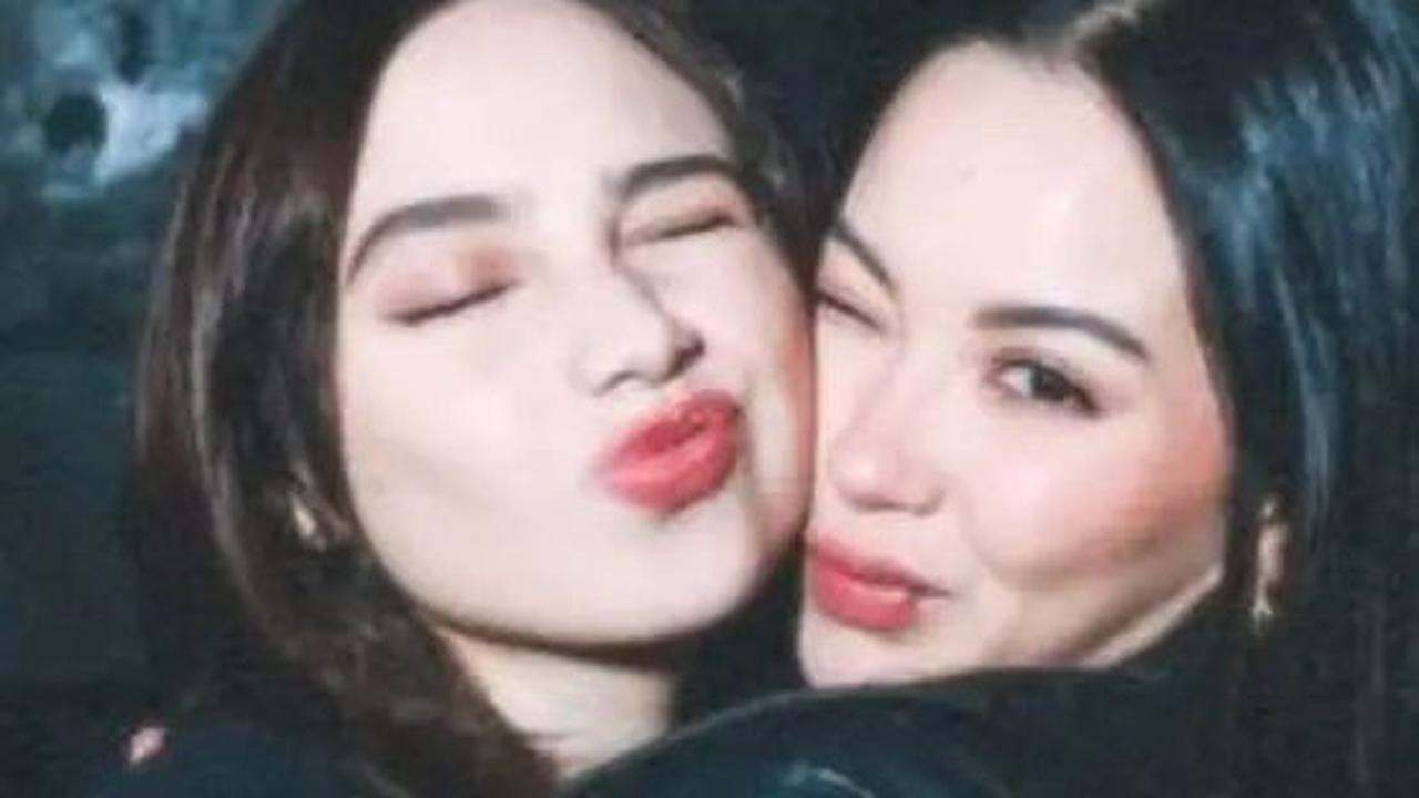 Alyssa memilih tampil dengan makeup blush on coral yang serasi dengan lipstiknya, sambil membiarkan rambut hitam panjangnya tergerai. Dia juga memakai jaket kulit hitam yang menambah kesan modern pada penampilannya.<br>