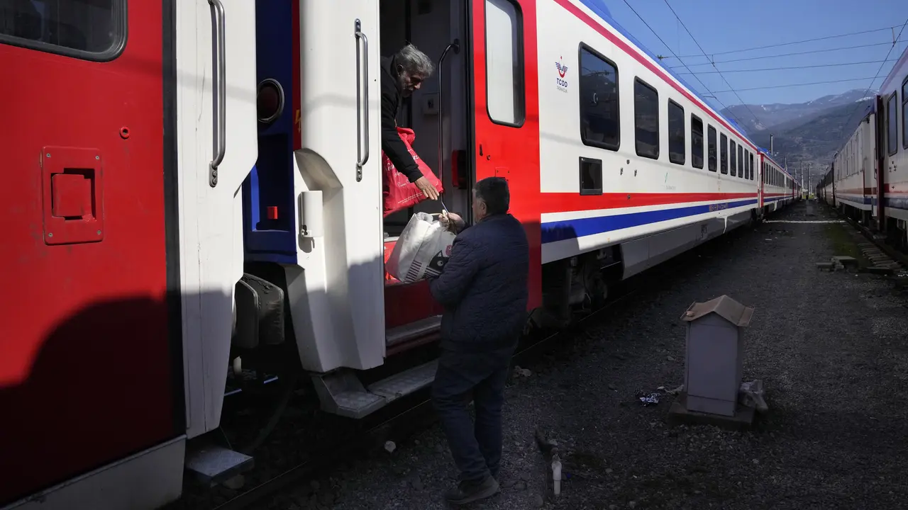 Warga Turki  Mengungsi di Gerbong Kereta