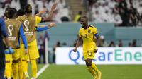 Penyerang Ekuador, Enner Valencia mencetak gol keduanya ke gawang Qatar pada pertandingan grup A Piala Dunia 2022 di Stadion Al Bayt di Al Khor, Qatar, Minggu (20/11/2022). Enner Valencia mencetak dua gol dipertandingan ini dan mengantar Ekuador menang atas Qatar 2-0. (AP Photo/Natacha Pisarenko)