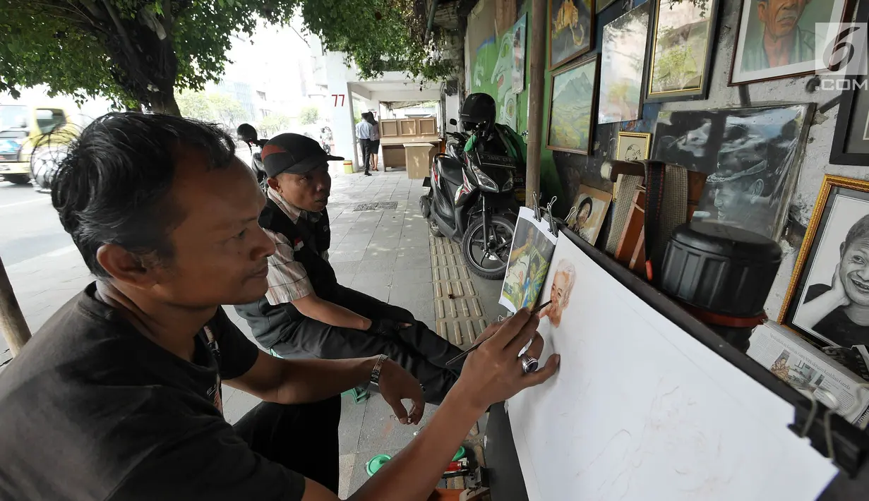 Seorang pelukis melukis di trotoar Kawasan Glodok, Jakarta, Selasa (15/5). Pelukis trotoar yang terhimpun dalam kelompok pelukis Kota ini menjual hasil lukisannya dan juga menawarkan jasa lukis potret. (Liputan6.com/Herman Zakharia)