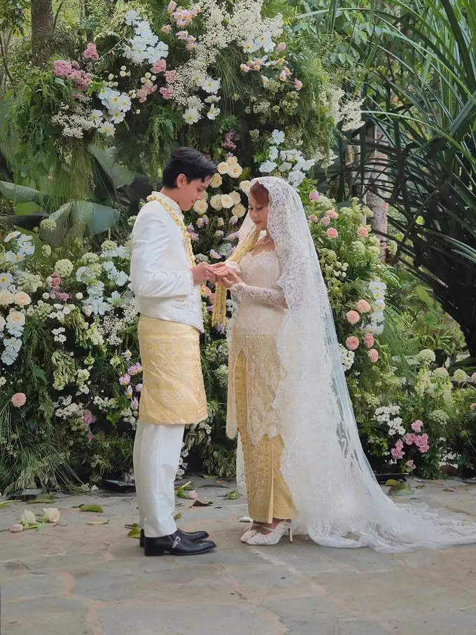 Sah! Nadin Amizah dan Faishal Tanjung Resmi Menikah, Kenakan Busana Pengantin Sulaman dan Kain Songket