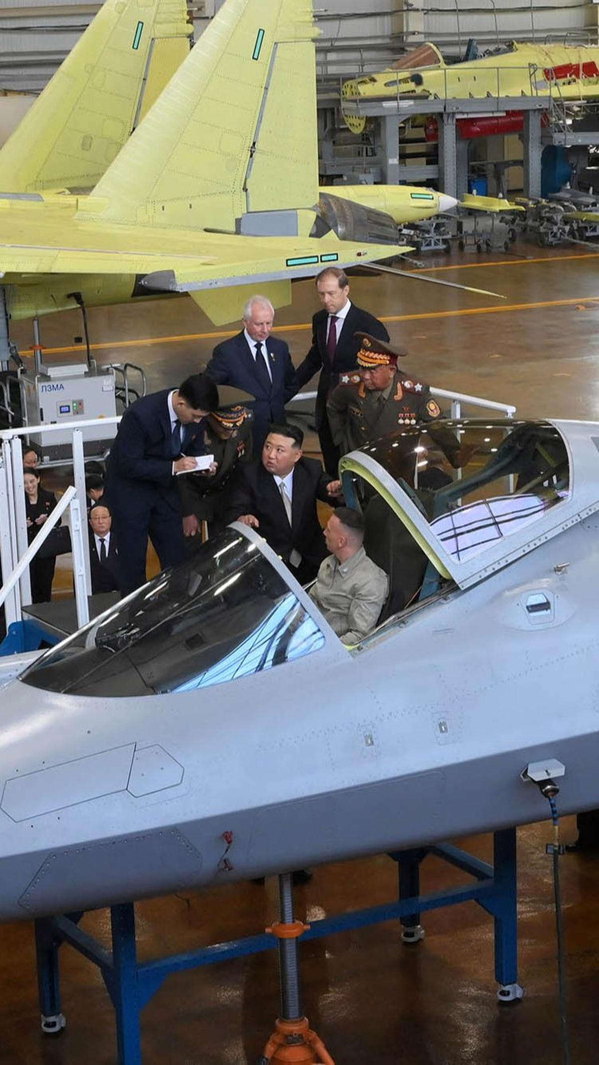 Momen Kim Jong-un menaiki SU-57 untuk mempelajari kemampuannya.