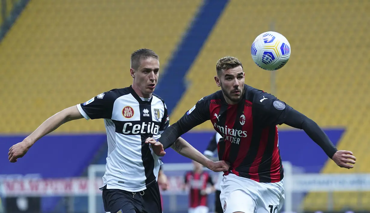 Bek AC Milan, Theo Hernandez (kanan) berebut bola dengan bek Parma, Andrea Conti dalam laga lanjutan Liga Italia 2020/2021 pekan ke-30 di Ennio-Tardini Stadium, Parma, Sabtu (10/4/2021). AC Milan menang 3-1 atas Parma. (LaPresse via AP/Spada)