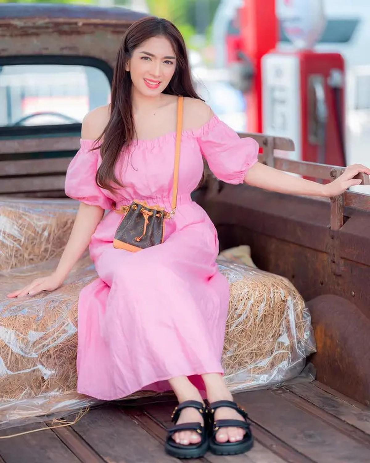 6 Gaya Angel Karamoy Pakai Dress, Tampil Manis hingga Elegan
