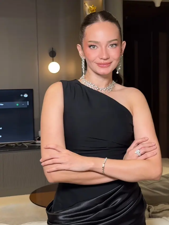 Enzy Storia  di Resepsi Syifa Hadju dan EL Rumi. [@leofandi_]