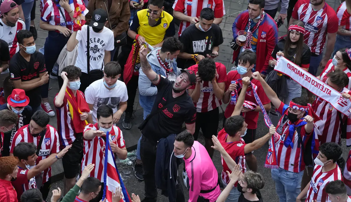 Euforia suporter Atletico Madrid merayakan keberhasilan tim mereka menjadi juara Liga Spanyol 2020-2021 di Madrid, Sabtu (22/5/2021). Atletico Madrid menang 2-1 atas Real Valladolid dan merebut gelar La Liga Spanyol ke-11. (AP Photo/Paul White)