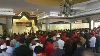 Tampak ratusan kader PDIP berbaju seragam merah menjalankan salat gaib.