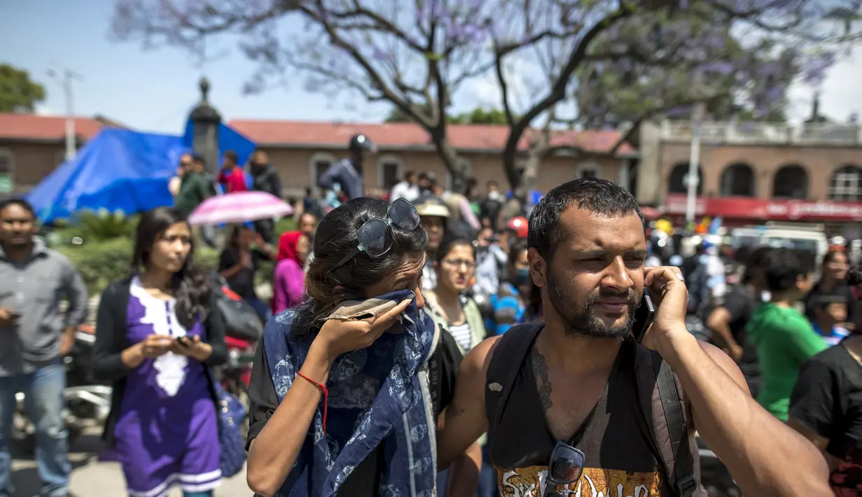 Kepanikan warga Nepal setelah gempa susulan berkekuatan 7,3 SR yang melanda Kathmandu, Selasa (12/5/2015). Sebelumnya, luka atas gempa dahsyat yang terjadi 25 April lalu di Nepal masih belum terobati. (REUTERS/Athit Perawongmetha)