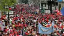 Pendukung Presiden Venezuela, Nicolas Maduro ikut ambil bagian dalam unjuk rasa memperingati May Day 2016 atau Hari Buruh Sedunia di Caracas, Minggu (1/5). Di beberapa negara, peringatan buruh sempat diwarnai dengan aksi bentrok. (REUTERS/Marco Bello)