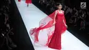 Seorang model berjalan diatas catwalk mengenakan karya desainer Cherryn Lim di Jakarta Fashion Week 2018 di Senayan City, Jakarta, Kamis (26/10). Cherryn Lim mempersembahkan 25 koleksi gaun malam dan 5 gaun pengantin. (Liputan6.com/Faizal Fanani)