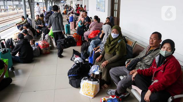 Stasiun Pasar Senen Dipadati Pemudik