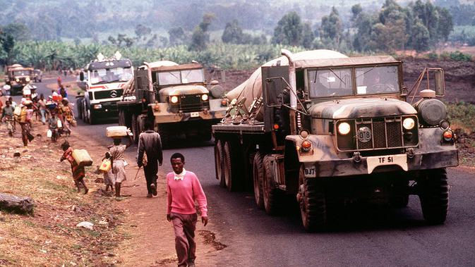 Konvoi kemanusiaan dari AS membawa bantuan untuk pengungsi terdampak Genosida Rwanda di Kimbumba, Zaire (sekarang Republik Demokratik Kongo) pada 1994 (TSgt. Marv Krause / United States Air Force)