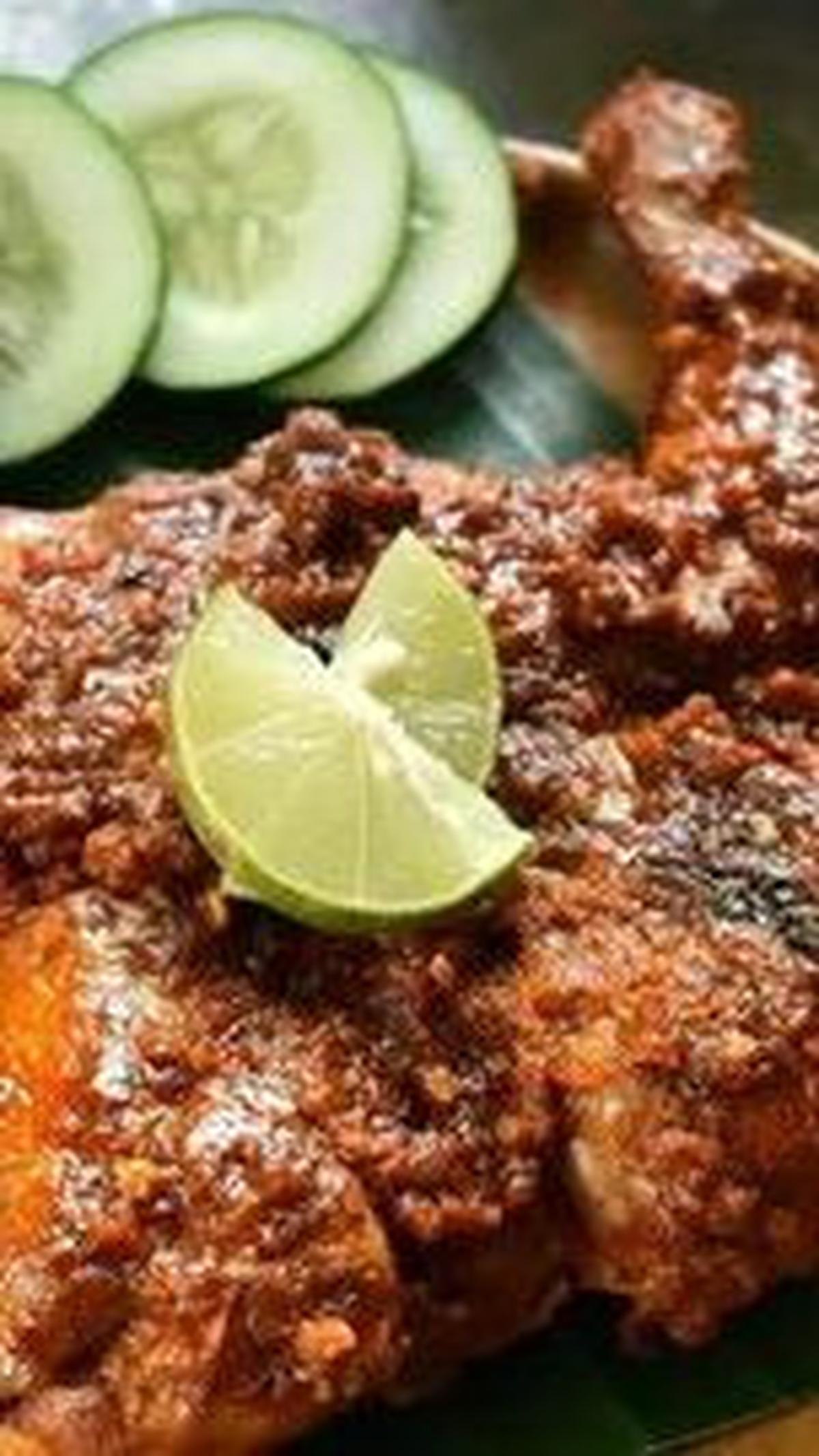 Menu olahan ayam memang tidak ada habisnya. Baik daging ayam maupun ayam utuh bisa diolah jadi masakan yang lezat dan bisa disantap bersama keluarga. Mulai dari goreng, kukus hingga bakar.