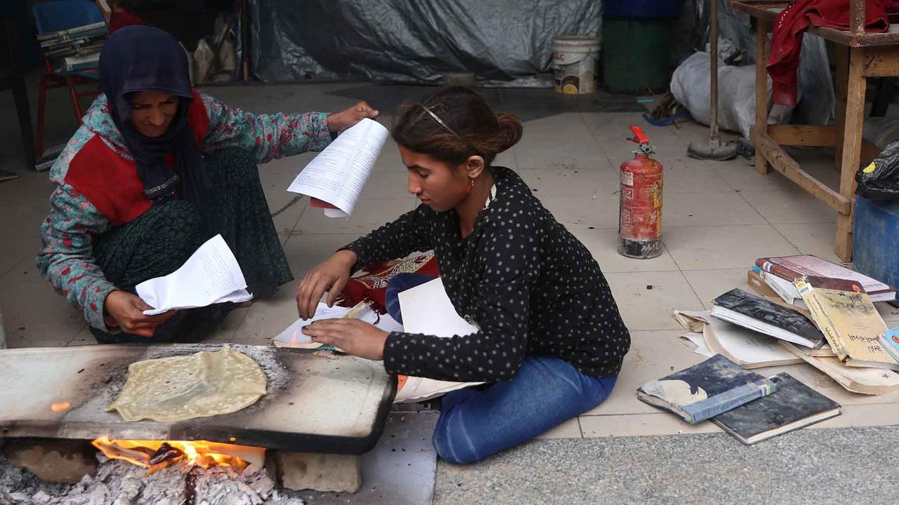 FOTO: Nestapa Warga Gaza: Memasak dengan Membakar Buku Buku Bekas Universitas