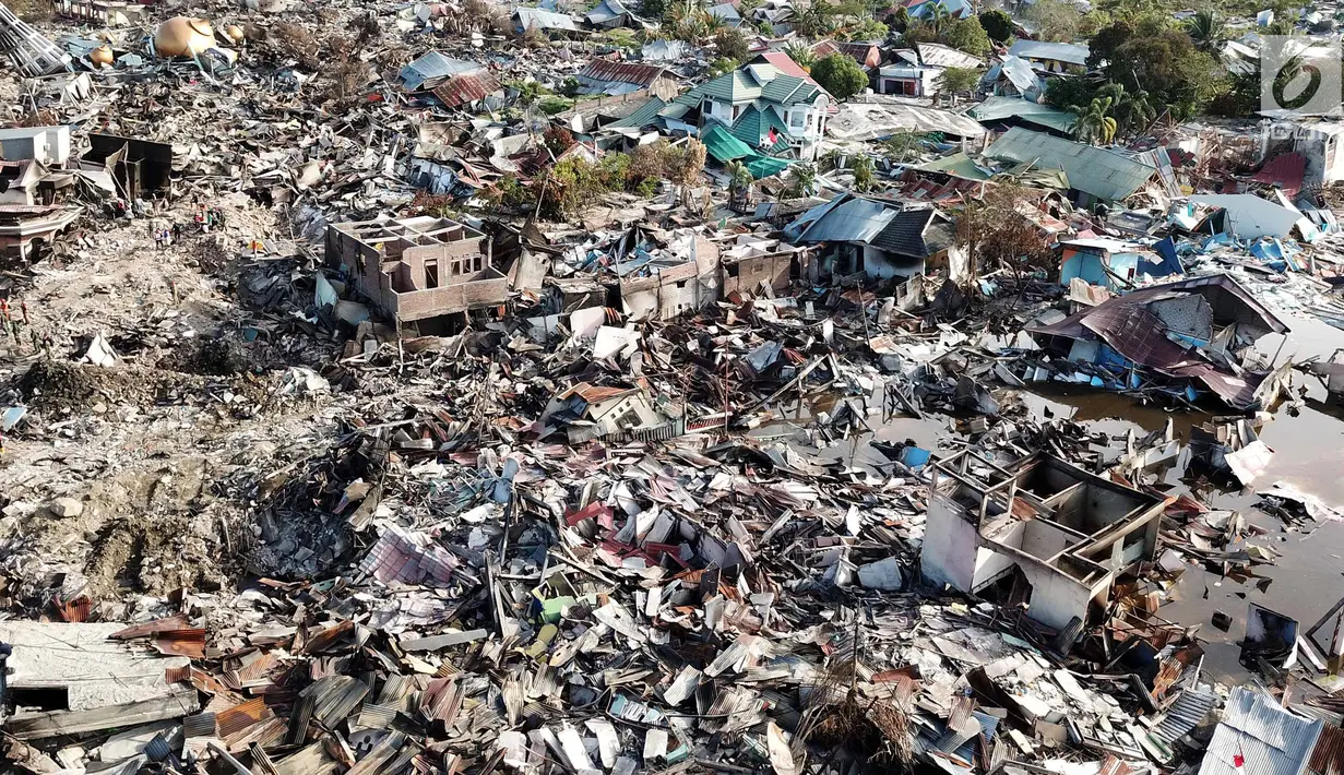 Pandangan udara Perumnas Balaroa yang rusak dan ambles akibat gempa Palu, Sulawesi Tengah, Jumat (5/10). Gempa 7,4 magnitudo yang mengguncang Palu dan Donggala mengakibatkan ribuan rumah di Perumnas Balaroa rusak dan ambles. (Liputan6.com/Fery Pradolo)