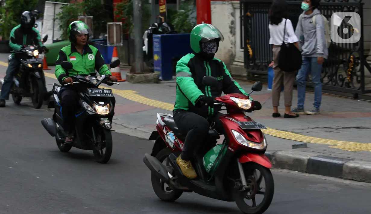 Sejumlah pengemudi ojek online melintas di Jakarta, Selasa (10/3/2020). Tarif batas bawah (TBB) ojek online naik Rp 250 per kilometer dan tarif batas atas (TBA) naik Rp 150 per kilometer. (Liputan6.com/Angga Yuniar)