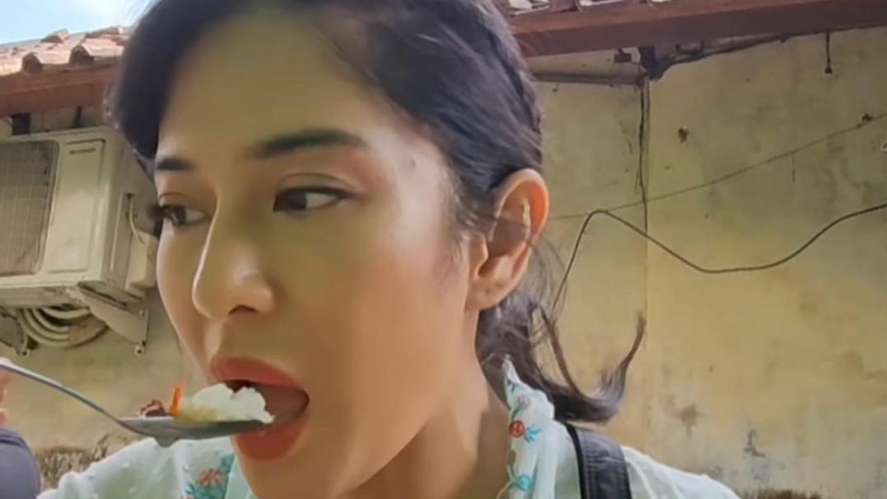 Ekspresi Keenakan Dian Sastro Cantik Berkebaya Putih Santap Makanan Istimewa, Tebak Makan Apa?