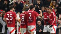 Gelandang Manchester United asal Brasil Casemiro (kanan) merayakan gol keempatnya bersama rekan satu timnya selama pertandingan sepak bola babak 16 besar Piala Liga Inggris antara Manchester United dan Leicester City di Old Trafford di Manchester, Inggris barat laut, pada 30 Oktober 2024.