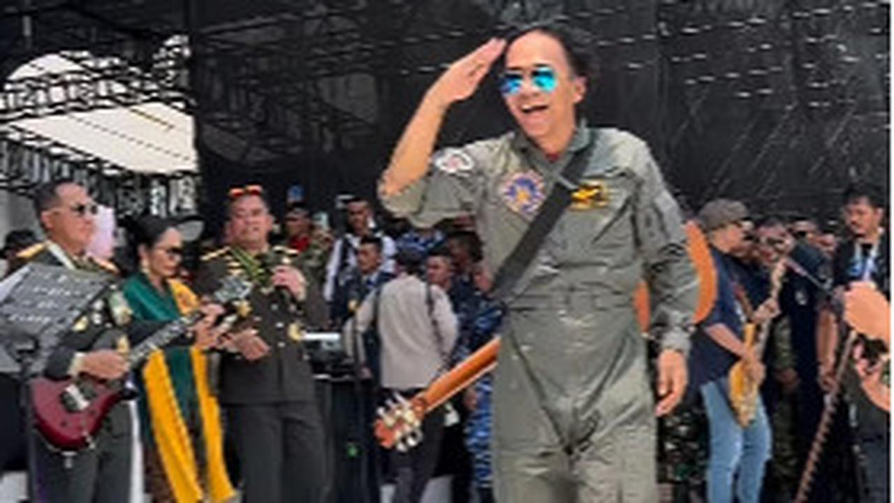 Keren Kapolri & Kaka Slank Duet Nyanyi 'Balikin' Diiringi Petikan Gitar Panglima di HUT TNI