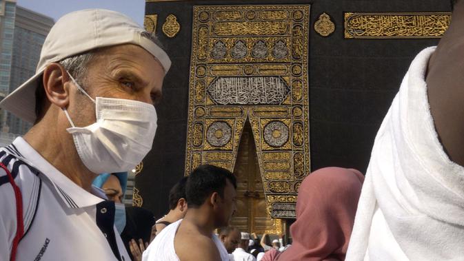 Umat Muslim berdoa di sekitar Kakbah Masjid al-Haram, Makkah, Arab Saudi, Rabu (4/3/2020). Pemerintah Kerajaan Arab Saudi melalui Wakil Menteri Kesehatan Abdel-Fattah Mashat melarang sementara penduduknya untuk melaksanakan ibadah umrah. (AP Photo/Amr Nabil)
