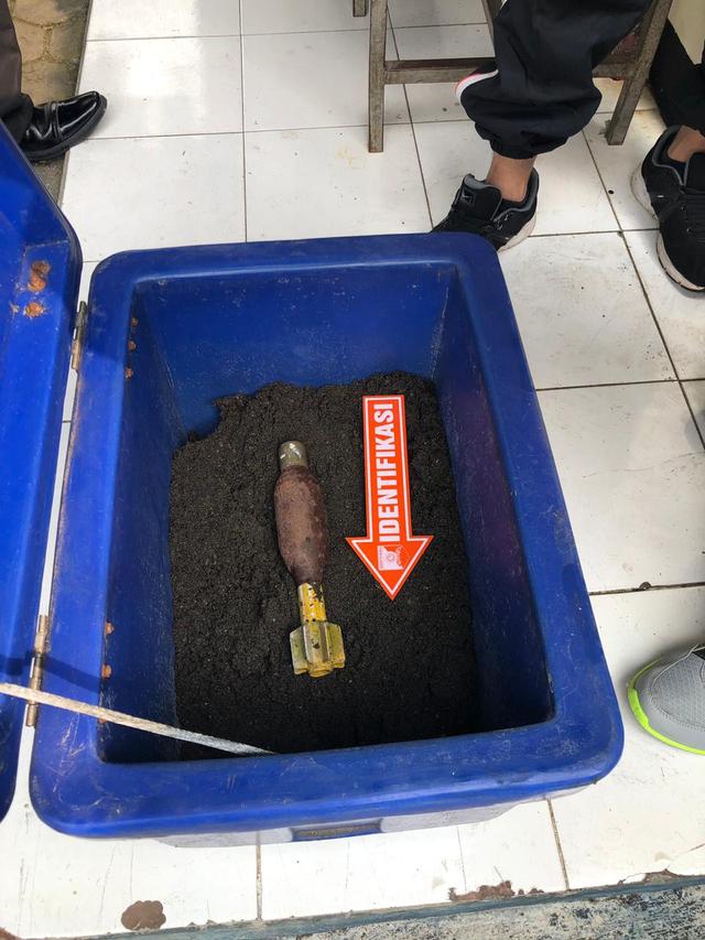 Warga temukan benda diduga mortir di lemari bifet di rumah seorang warga Cilacap. (Foto: Liputan6.com/Polres Cilacap/Muhamad Ridlo)