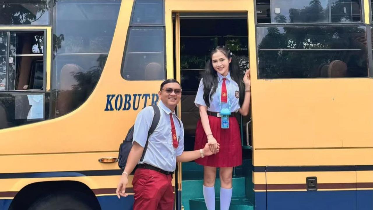 7 Potret Denny Caknan dan Bella Bonita Pakai Seragam SD, Momen Lucu dengan Latar Belakang Bus Sekolah