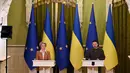 Presiden Ukraina Volodymyr Zelensky (kanan) dan Presiden Komisi Eropa Ursula von der Leyen tertawa dalam sebuah konferensi pers bersama setelah pembicaraan di Kyiv, Kamis (2/2/2023). Uni Eropa berencana untuk memberi Rusia dengan sanksi baru pada hari peringatan invasi Moskow ke Ukraina, kata kepala Komisi Eropa. (Sergei SUPINSKY/AFP)