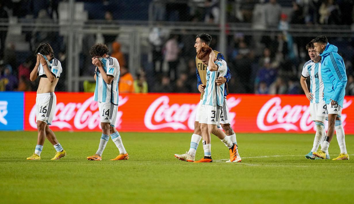 Pemain Timnas Argentina menangis meninggalkan lapangan setelah ditaklukkan Nigeria pada laga babak 16 besar Piala Dunia U-20 di Stadion Bicentenario, Argentina, Rabu (31/5/2023). Argentina menyerah dua gol tanpa balas. (AP Photo/Natacha Pisarenko)