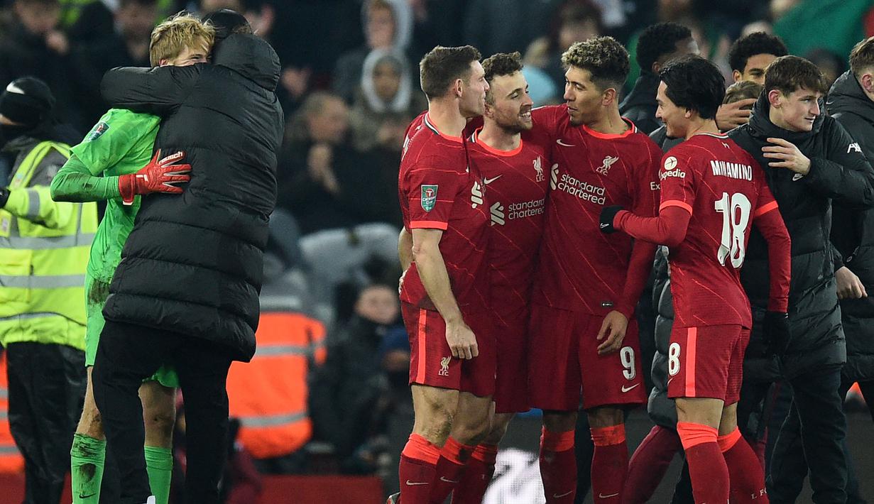 The Reds akhirnya mampu menyudahi babak adu penalti dengan tendangan pungkasan yang dieksekusi oleh Diogo Jota (kanan ketiga). Liverpool unggul agregat gol 5-4 atas Leicester City dan berhak melaju ke babak semifinal. (AFP/Oli Scarff)