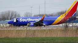 Pesawat Southwest Airlines mendarat darurat di Bandara Internasional Philadelphia akibat kerusakan pada mesin, Selasa (17/4). Satu tewas dalam insiden mesin pesawat yang tiba-tiba meledak saat mengudara. (David Maialetti/The Philadelphia Inquirer via AP)