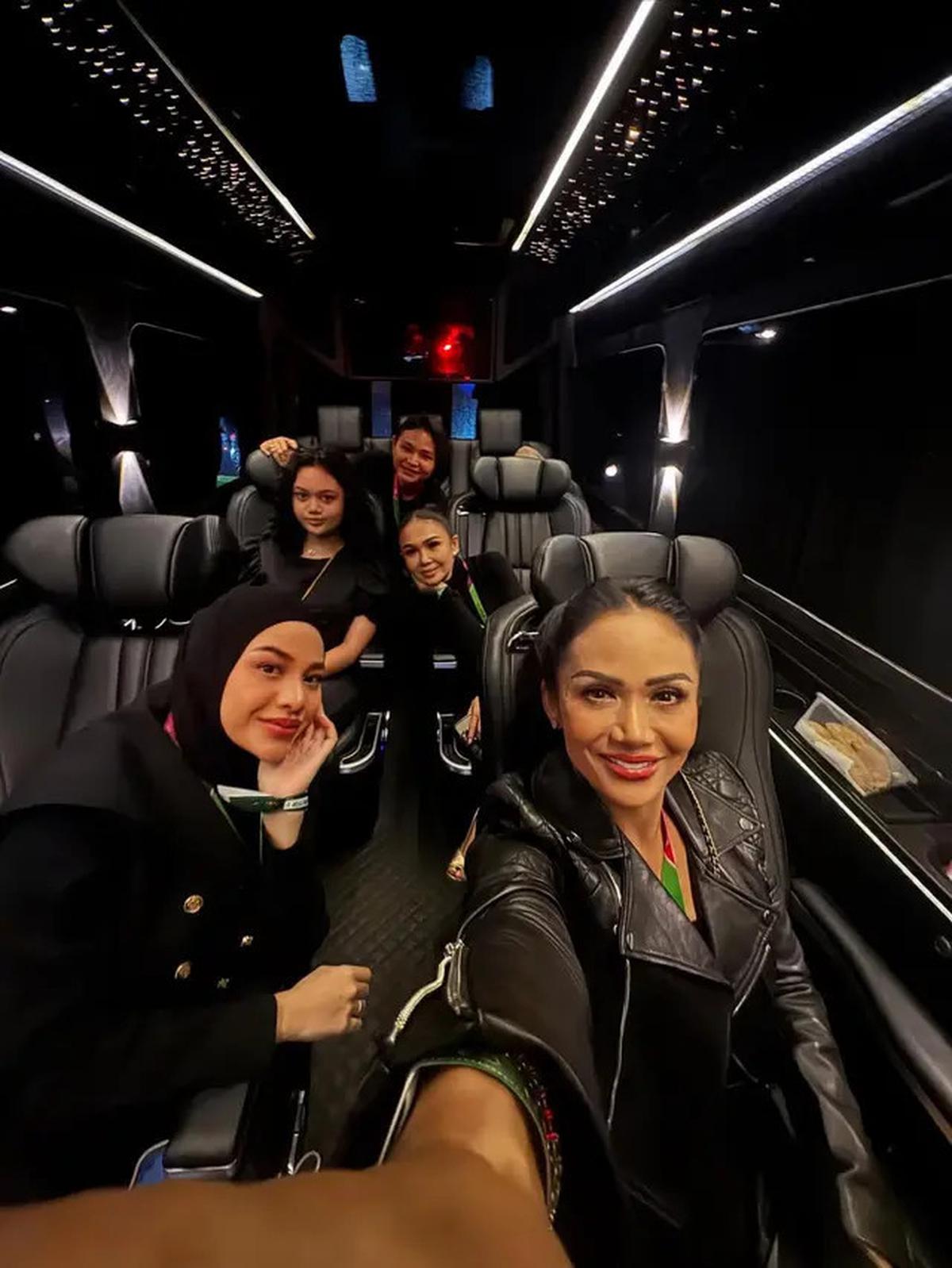 Potret Kris Dayanti Nonton Konser Mariah Carey di Sentul, Kompak Bareng Anak-Anak