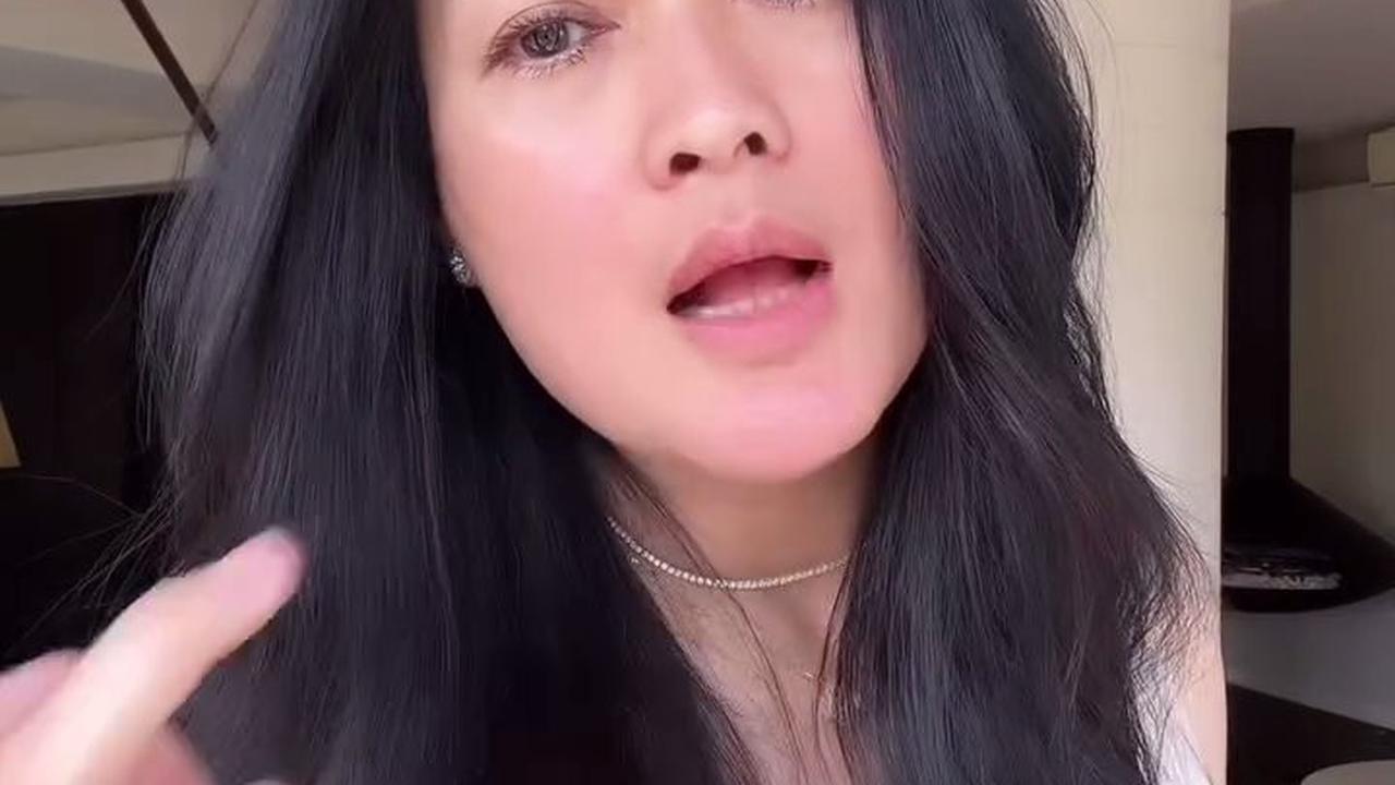 Tampil Kekinian dengan Rok Mini, 7 Potret Donna Harun yang Makin Stunning dan Slay di Usia 57 Tahun