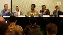 Prof. Brett Scharffs bersama Yenny Wahid, Aminudin Syarif, Dr. Ferimeldi, dan Febi Yonesta (dari kiri) menjadi pembicara diskusi pada Forum terbuka di Jakarta, Senin (31/7). (Liputan6.com/Johan Tallo)