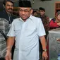 Calon Walikota Depok, Mohammad Idris dan istri usai memasukkan surat suara kedalam kotak di TPS 077 di Perum Pondok Duta, Depok, (9/12). Mohammad Idris diusung oleh Partai Keadilan Sejahtera (PKS) dan Partai Gerindra. (Liputan6.com/Yoppy Renato)