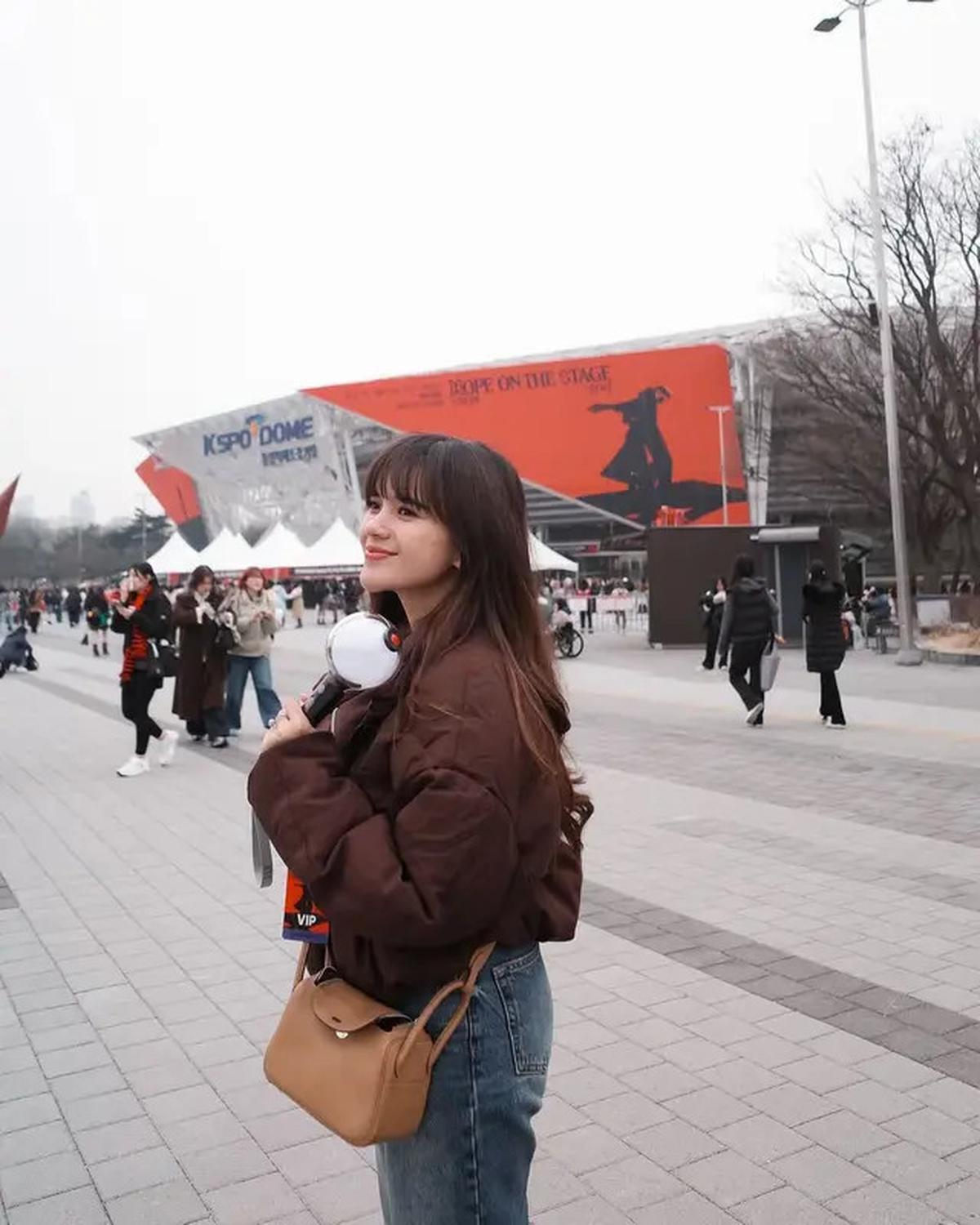 6 Potret Audi Marissa Nonton Konser J-Hope BTS di Korea, Anthony Xie Jaga Anak
