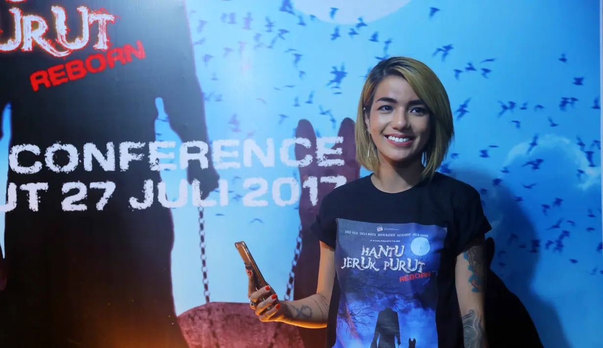 "Gak ada, seru, banyak reuni, selain Angie dan sama pak Nayato juga. Suasana syuting buat aku aman dan semua terkendali," kata Sheila Marcia di TPU Jeruk Purut, Jakarta Selatan, Kamis (27/7) malam. (Nurwahyunan/Bintang.com)