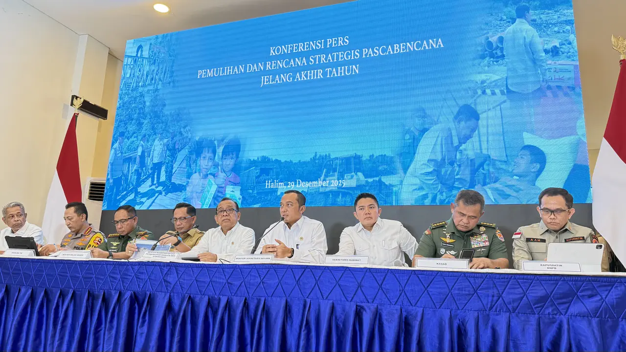 Menteri Koordinator Bidang Pembangunan Manusia dan Kebudayaan (Menko PMK) Pratikno dalam konferensi pers di Pangkalan TNI AU Halim Perdanakusuma Jakarta, Senin (29/12/2025).