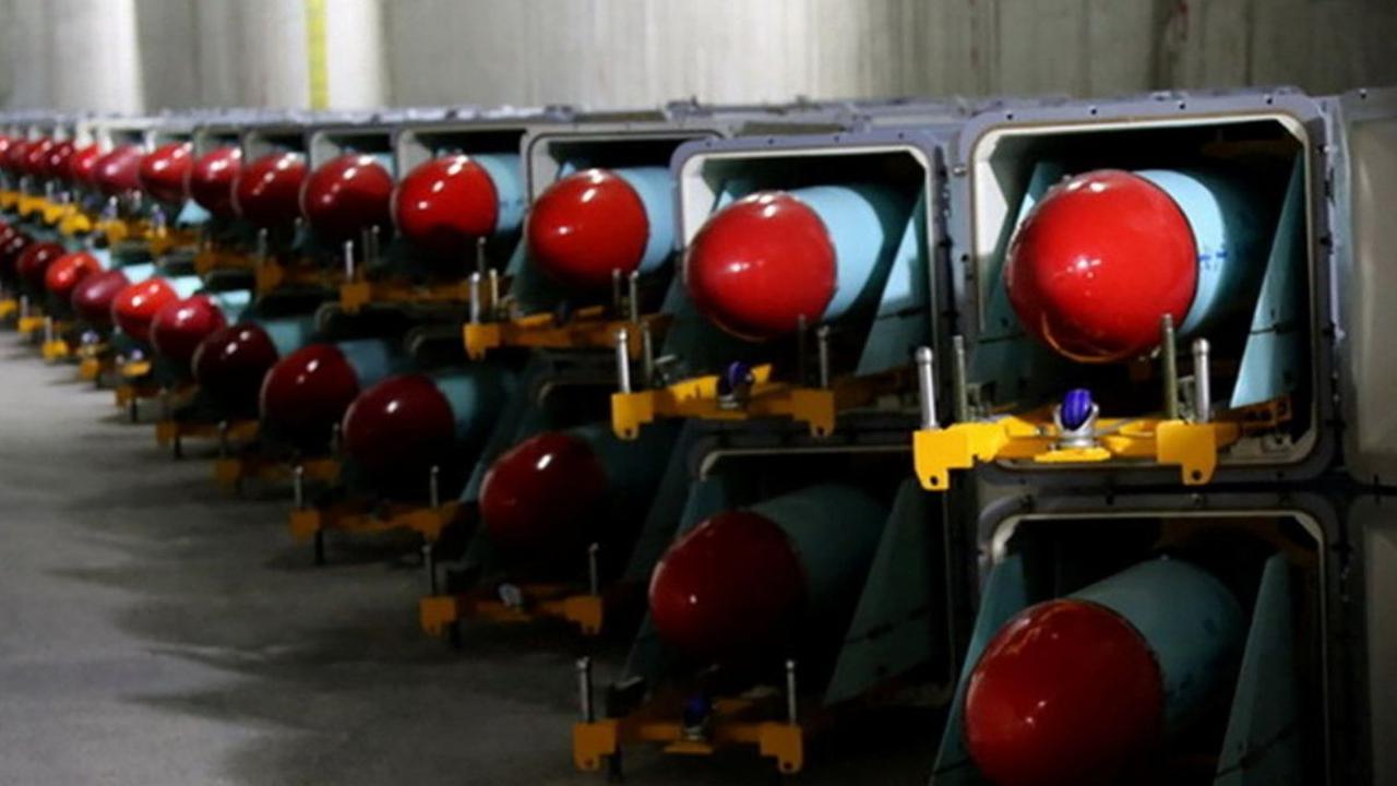 Garda Revolusi Iran (IRGC) melancarkan serangan balas dendam terhadap Israel, pada Minggu (14/4/2024). Dalam serangan besar tersebut, IRGC mengerahkan ratusan drone dan rudal untuk membombardir musuh utamanya. IRGC/WANA via REUTERS